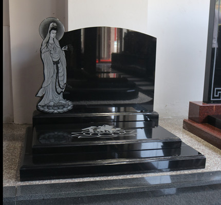 墓碑工廠創(chuàng)新小型藝術(shù)墓碑,鑲嵌瓷畫展現(xiàn)獨(dú)特藝術(shù)文化價(jià)值_工藝